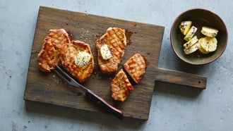 Schweinshalssteak vom Grill mit Blütenbutter