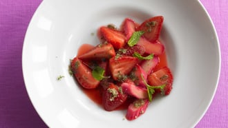 Salade de fraises et rhubarbe avec sucre à la menthe