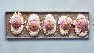 Glace au raisin sur meringue