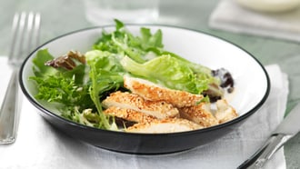 Pouletsalat mit Sesam-Joghurt-Dressing