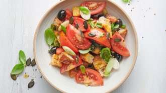 Gerösteter Brotsalat mit Tomaten