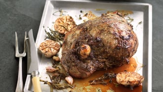Cosciotto d’agnello alle erbe con salsa allo yogurt