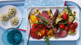 Tagliata di manzo con verdure grigliate e burro al timo e peperoncino