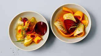 Brodo di verdure con barbabietole e carote