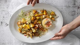 Pommes de terre rissolées avec sauce à la crème piquante