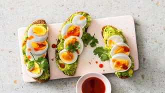 Pane con avocado e uovo sodo