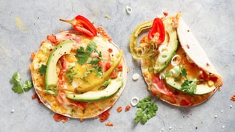 Tortillas senza glutine con avocado per la colazione