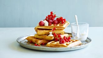 Kokosöl-Waffeln mit Beeren