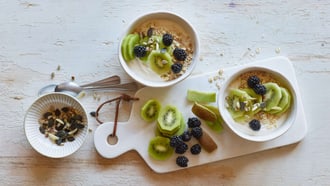 Vegane Frühstücks-Bowl mit Kiwi