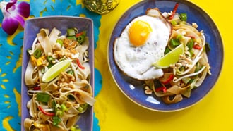 Nouilles de riz sautées avec œuf au plat