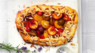 Galette aux amandes avec prunes