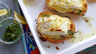 Dorsch auf Brotscheibe mit Zitronen-Parmesan