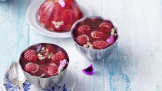 Prosecco-Holunderblüten-Gelee mit Himbeeren