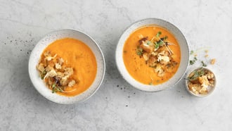 Peperonisuppe mit Parmesan-Croûtons