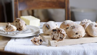 Petits pains complets aux pruneaux séchés
