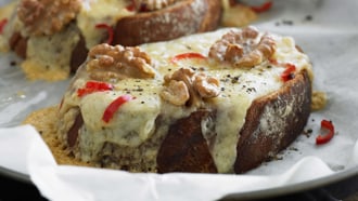 Käseschnitte mit Baumnüssen