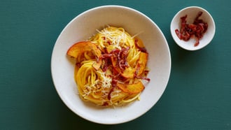 Kürbispasta mit Rohschinken
