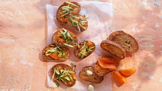 Pane tostato con albicocca e zucchina