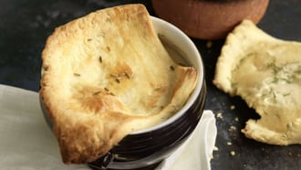 Soupe de cabillaud au poireau avec chapeau en croûte-image