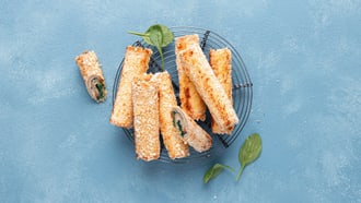 Toast arrotolati con formaggio e spinaci