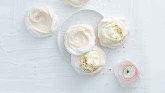 Meringues-Nestli mit Eierlikör-Rahm