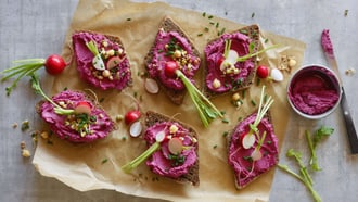 Hummus di barbabietole con germogli