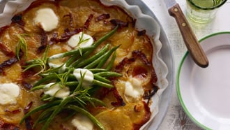 Pizza aux pommes de terre avec haricots et lard