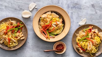 Nouilles sautées avec poulet et poivron
