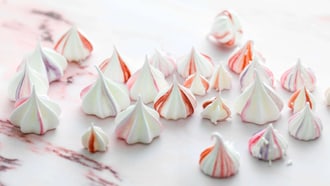 Farbig marmorierte Meringues