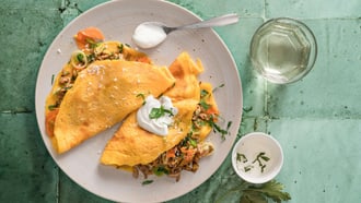 Crêpes à la noix de coco avec carottes et poulet