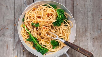 Spaghetti di lenticchie all'aglio croccante