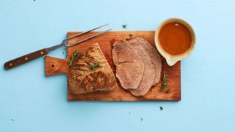 Rôti de bœuf braisé avec sauce bière-soja