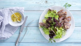 Triosalat mit Kalbfleisch und Passionsfruchtsauce