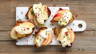 Canapé al formaggio e alla mela