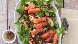 Herbstsalat an Pinienhonig-Dressing mit Wildlachs
