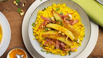 Kurkumareis mit gebratenen Bananen