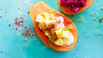 Papaya mit Ananas und Passionsfrucht