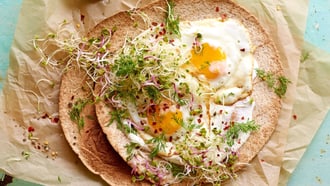 Tortilla complète avec œufs au plat et pousses