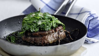 Kalbshohrückensteak mit Spinathaube