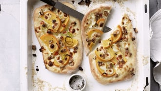 Pizza bianca mit Kaki und Ziegenkäse