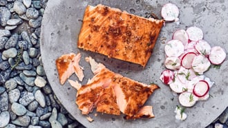 Lachsfilet auf Zedernholz