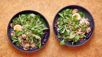 Salade de doucette avec noix, champignons et œuf