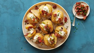 Patate bollite con Cantadou, pancetta e pomodori