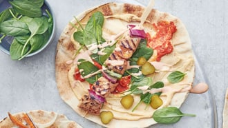 Fladenbrot mit Schweinsspiess, Hummus und Cocktailsauce