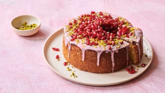 Torta allo zafferano affogata con melagrana