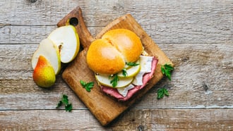 Sandwich con roast beef e brie