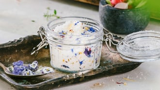 Sale ai fiori con semi di finocchio