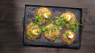 Ofenrösti mit Ei und Salsa verde