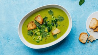 Soupe de brocoli et de petits pois avec crostini