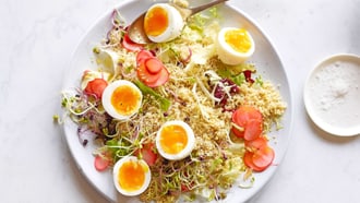 Insalata di couscous con uova bazzotte
